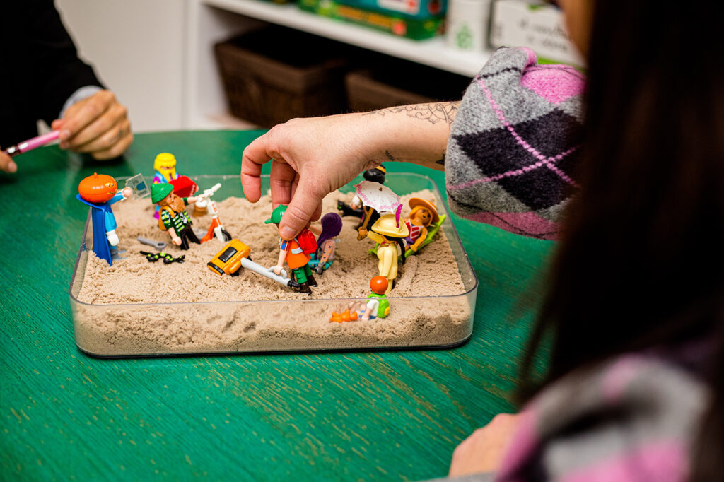 Araceli Vázquez psicóloga Irún Terapia Cognitivo Conductual con muñecos y arena
